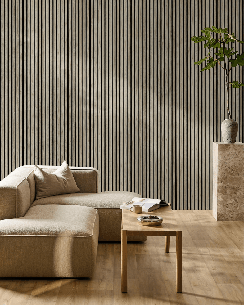 Salon minimaliste avec un canapé d’angle beige, une table basse en bois, un piédestal en marbre avec plante, et WoodUpp Akupanel Panneau acoustique en chêne vieilli sur le mur d’accent.