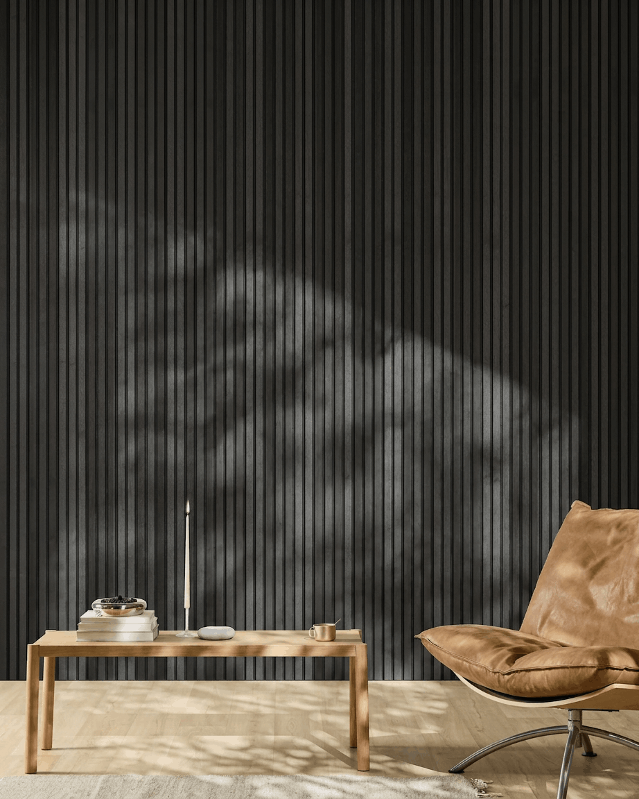 Minimalistisches Interieur mit einem brown Ledersessel, Couchtisch und einem WoodUpp Akupanel Akustikpaneel in Natural Wood/Black Esche, 300 x 60 cm.