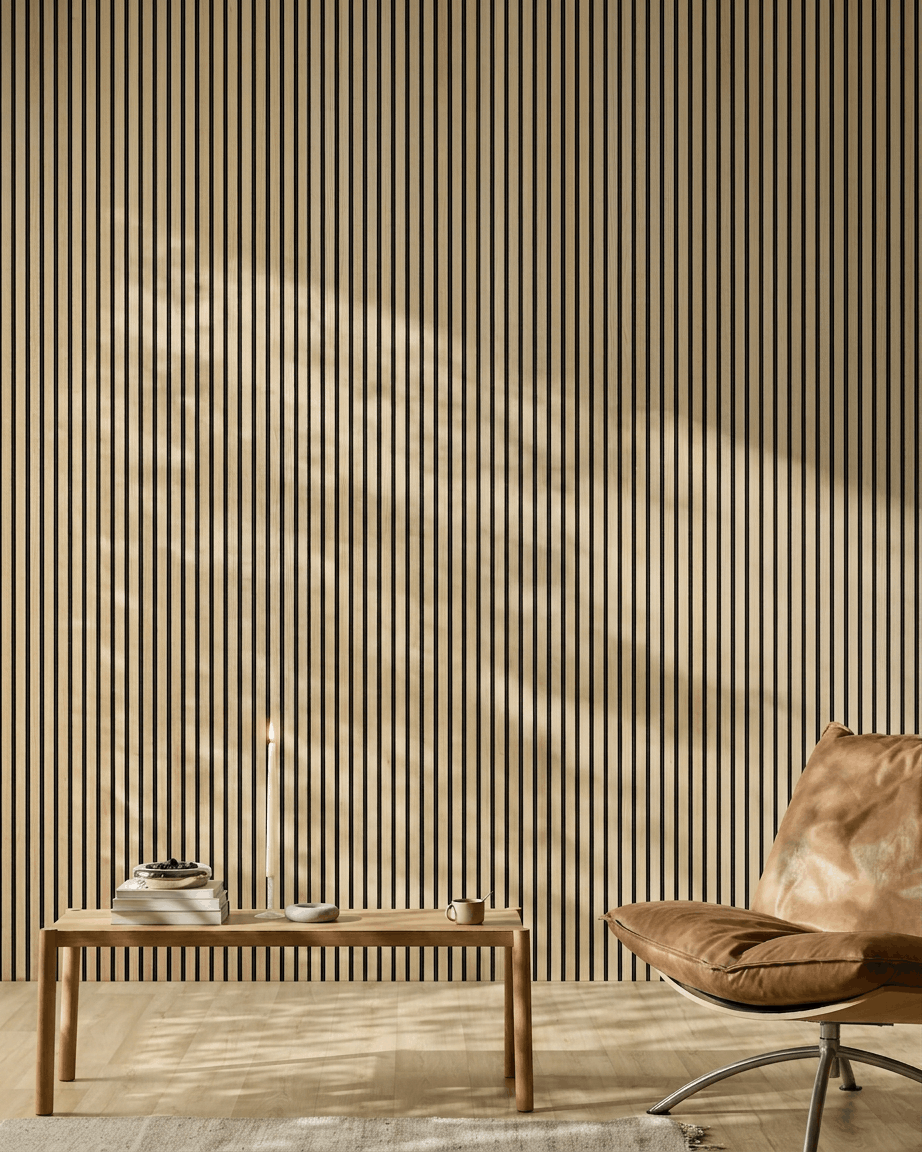 Pièce minimaliste avec un panneau acoustique en bois WoodUpp Akupanel en chêne classique, un fauteuil en cuir, une table en bois, une bougie et la lumière du soleil projetant des ombres.