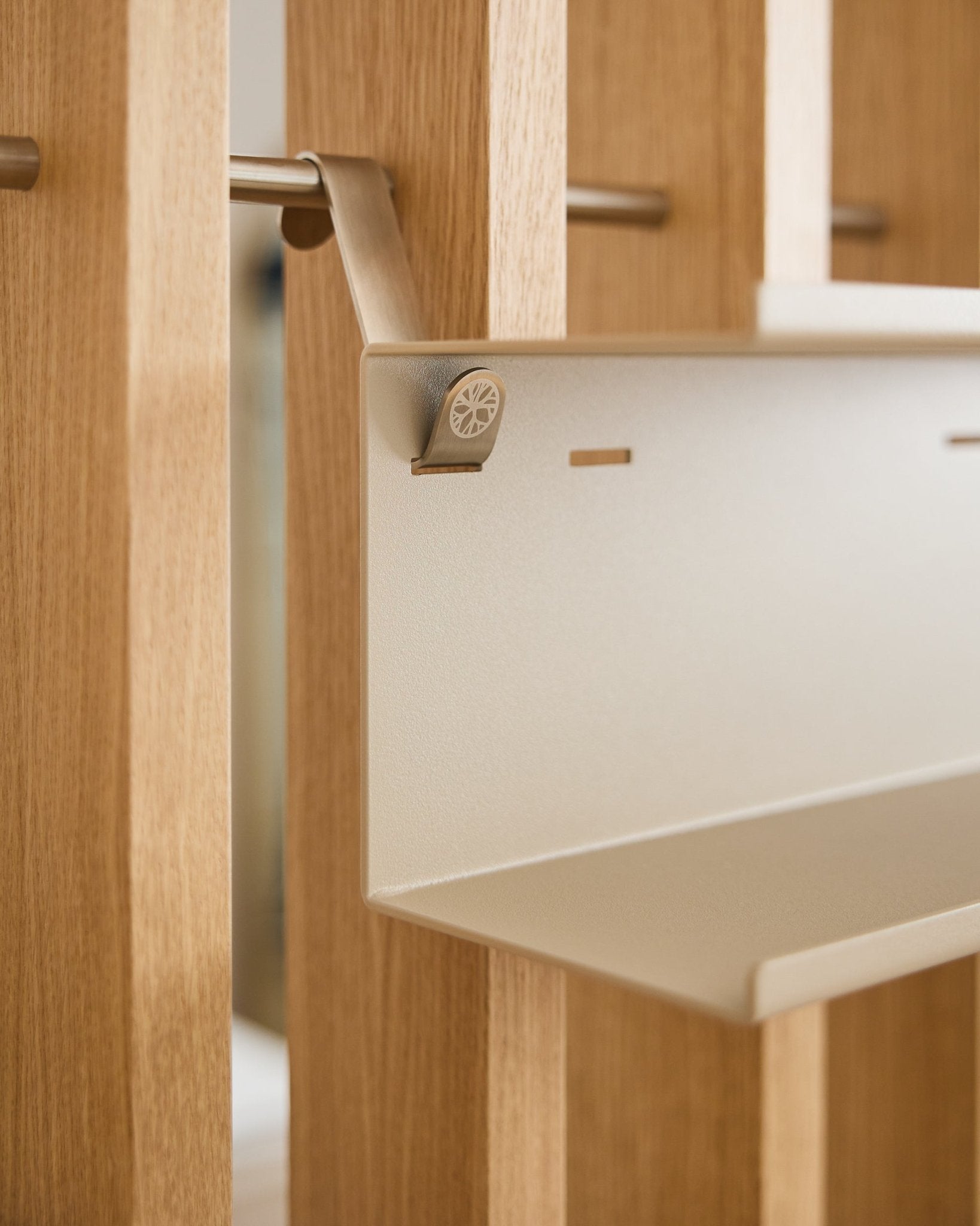 Gros plan sur la Nell | Double Metal Shelf / BM1 de WoodUpp, une étagère en steel de 31,7 cm au design minimaliste, en beige, montée sur un panneau acoustique mural à lattes en bois de style nordique.