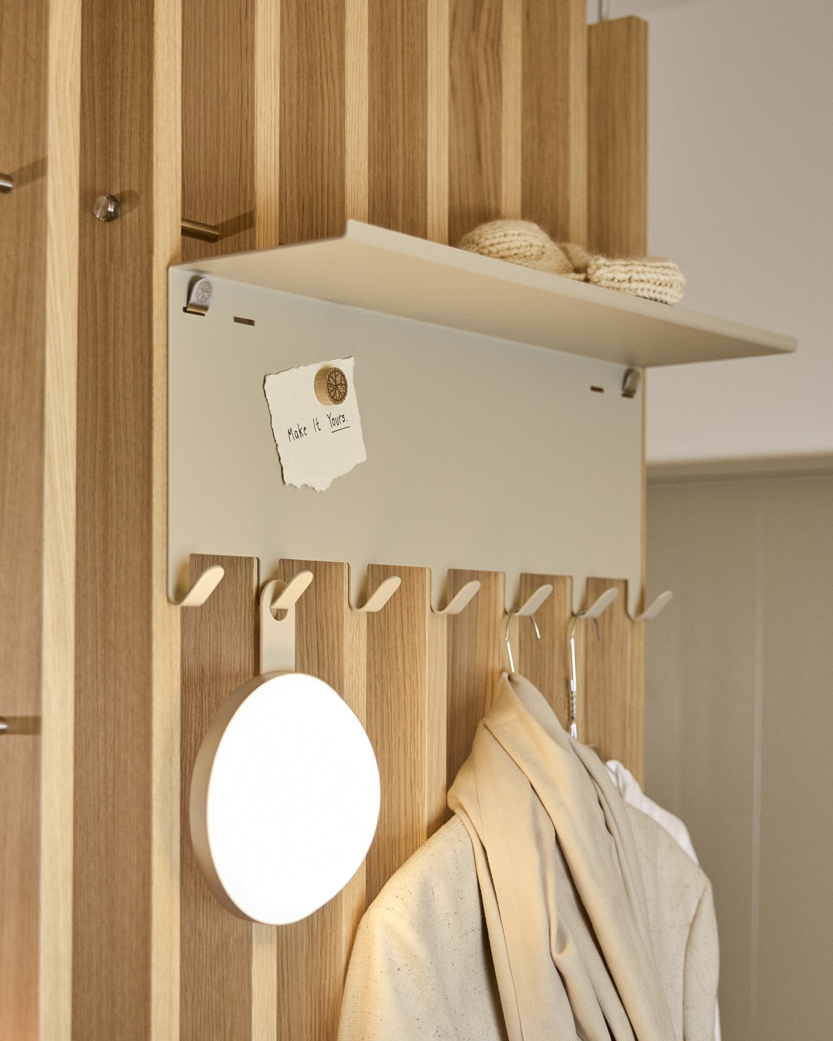WoodUpp Nell | patère BM1 en beige (63,5 x 24 cm), avec des crochets en steel et une étagère contenant des tricots et une note indiquant embrace BM1.