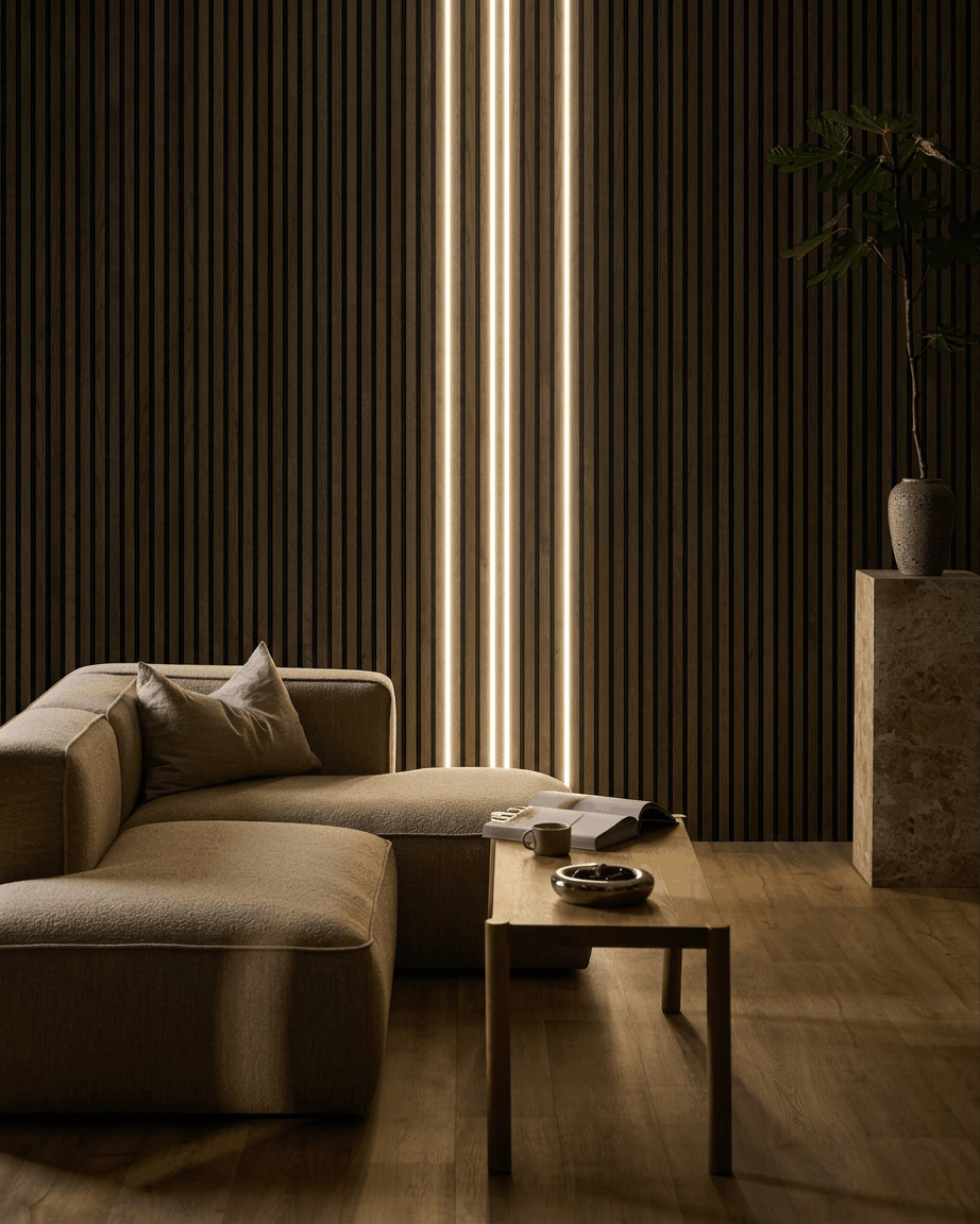 Salon minimaliste avec canapé beige, table en bois et bandes LED WoodUpp Lumi (300 cm, black) mettant en valeur un mur à lattes acoustique foncé en Akupanel.